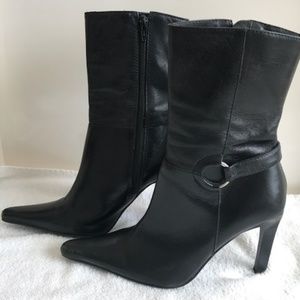 Steve Madden “Trusty” black leather bootie Size 6